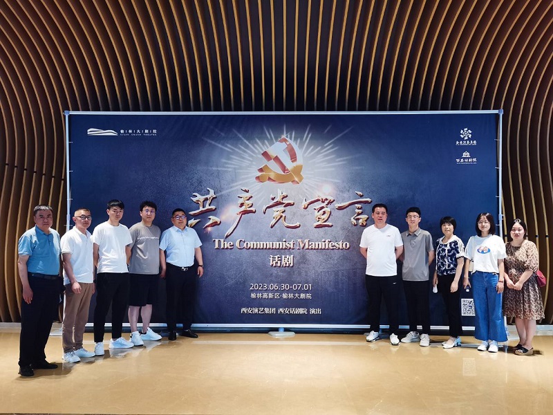 071688718041456583.jpg 觀看《共產黨宣言》照片.jpg